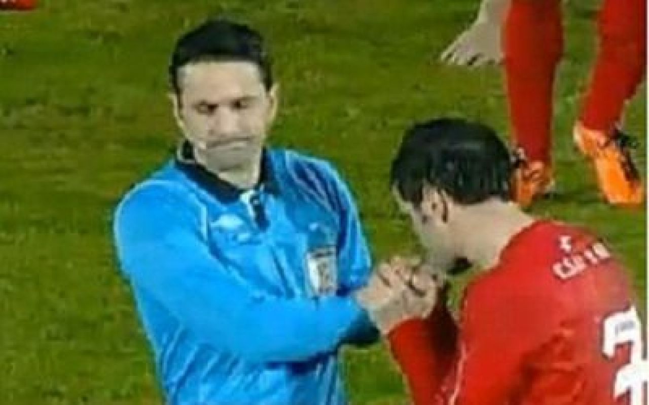Liga I SOCHEAZA din nou! Doua momente DEMENTE taxate de englezi! Bataie intre patroni si jucator care ii pupa mana arbitrului. Ce reactie au avut:_1