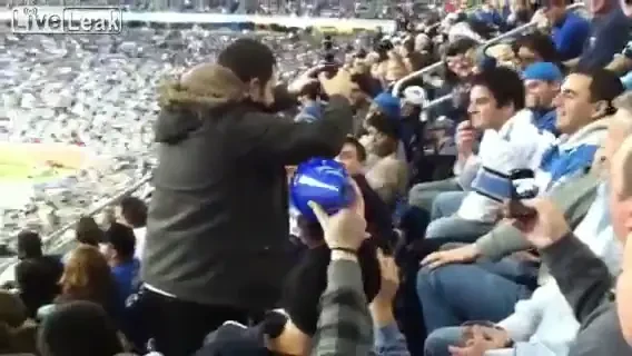 VIDEO: O tribuna intreaga si-a batut joc de un fan RUPT DE BEAT! Vezi ce i-au facut in timp ce dormea pe stadion
