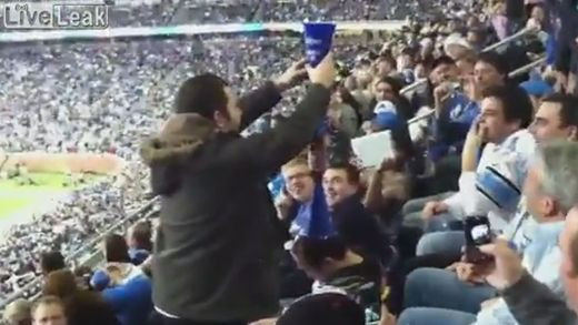 VIDEO: O tribuna intreaga si-a batut joc de un fan RUPT DE BEAT! Vezi ce i-au facut in timp ce dormea pe stadion