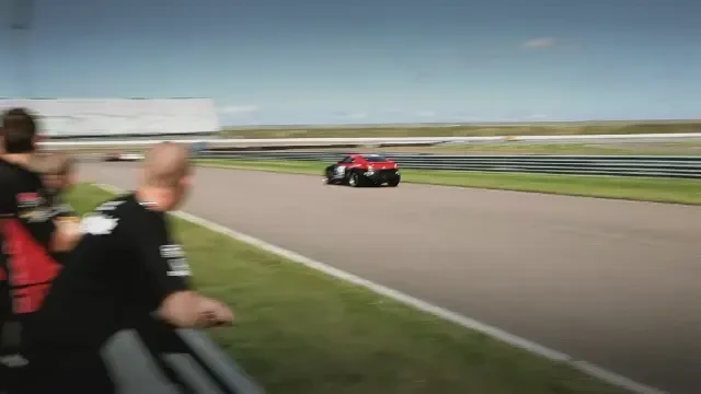 Vezi cum se distreaza pilotii de curse pe simulator!