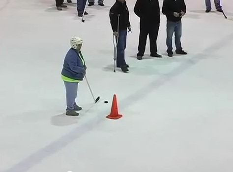 SUPER VIDEO Minune de Craciun! O femeie de 59 de ani a castigat o masina dupa ce a reusit o lovitura IMPOSIBILA la hochei! Cum i-a uimit pe toti:
