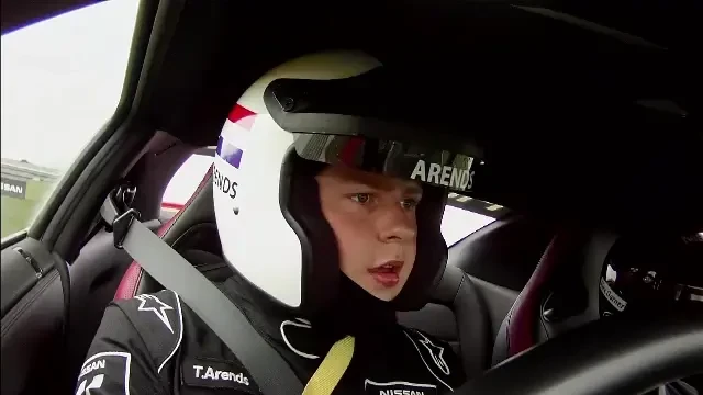 Urmariri ca-n filme si impuscaturi la 250 de km/h pe circuritul de la Silverstone