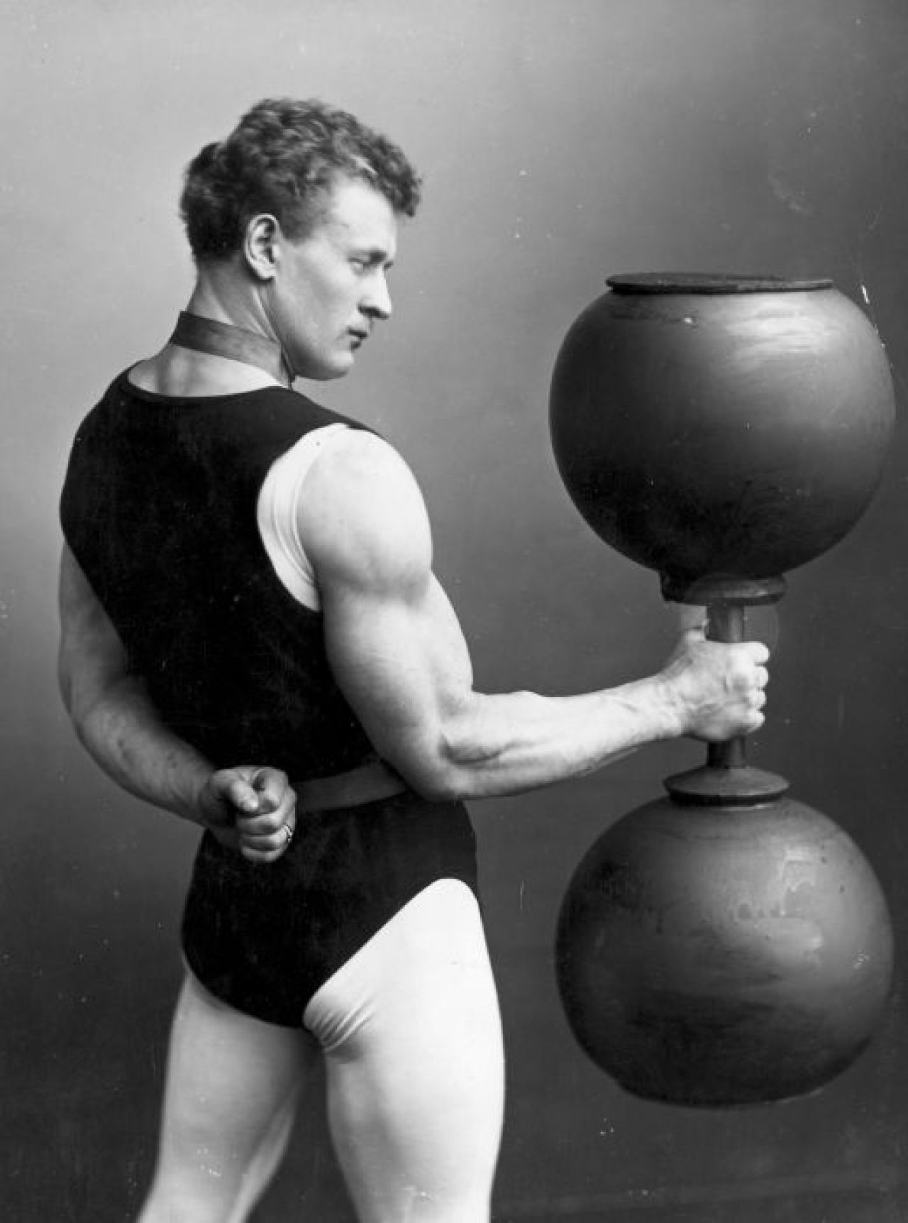 FOTO El e omul care facea femeile sa LESINE cu muschii sai! A inventat cuvantul FITNESS si e considerat cel mai PUTERNIC om din istorie!_1