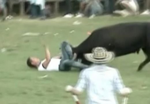 VIDEO Cea mai SOCANTA sarbatoare de Craciun! Barbati BETI si DROGATI intra in ring cu tauri fiorosi! Sase raniti:_2