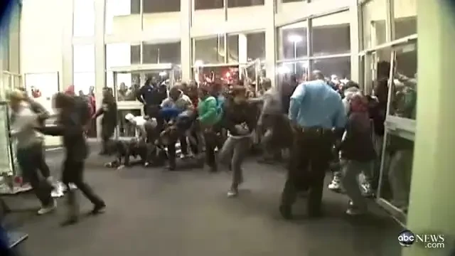 OMOR mai ceva ca la Gigi acasa! Americanii s-au calcat in picioare pentru o pereche de adidasi! IMAGINI INCREDIBILE