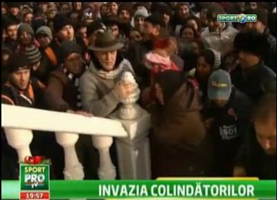 VIDEO: 1000 de oameni, 800 de milioane si... doua colinde! Becali a mai primit un bonus: o poarta rupta si o curte devastata :)