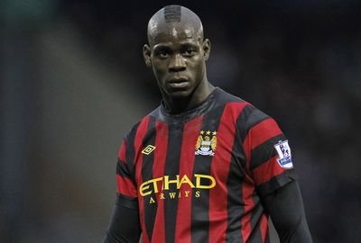 Balotelli a comis-o de Craciun! Inainte de meciul lui City a aruncat cu banii intr-un bar si apoi s-a dus la Biserica!