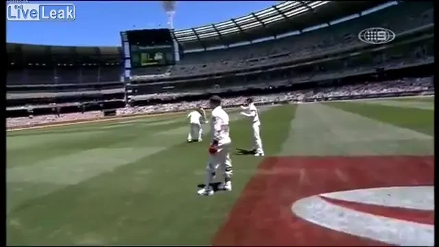 VIDEO: Trebuia sa prinda cel mai tare cadru, dar a sfarsit penibil! Comentatorii s-au prapadit de ras cand au vazut ce s-a intamplat cu cameramanul :))