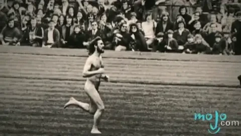 Primul nebun care a intrat IN FUNDUL GOL pe un teren de sport! Si-a aratat bijuteriile familiei regale a Angliei! SUPER VIDEO