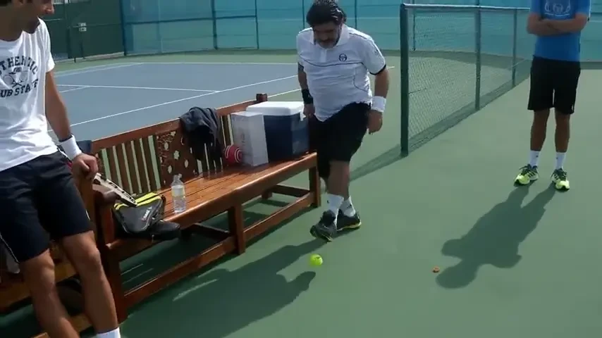 VIDEO: Djokovici a jucat tenis cu Maradona! Mano de Dios tot cu piciorul stie sa loveasca cel mai bine! Ce jonglerii a facut: