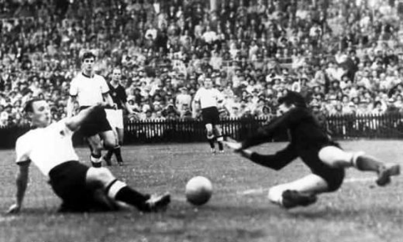 A renuntat la fotbal pentru a-i spiona pe nazisti in lagarul mortii de la Auschwitz! Vezi povestea celebrului detinut 4859 ajuns erou in Polonia:_6