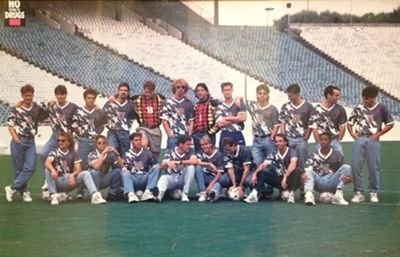 Asa aratau hipsterii in 1994! Cea mai FUNKY poza de grup a unei echipe din toate timpurile! Iti dai seama ce echipa e?