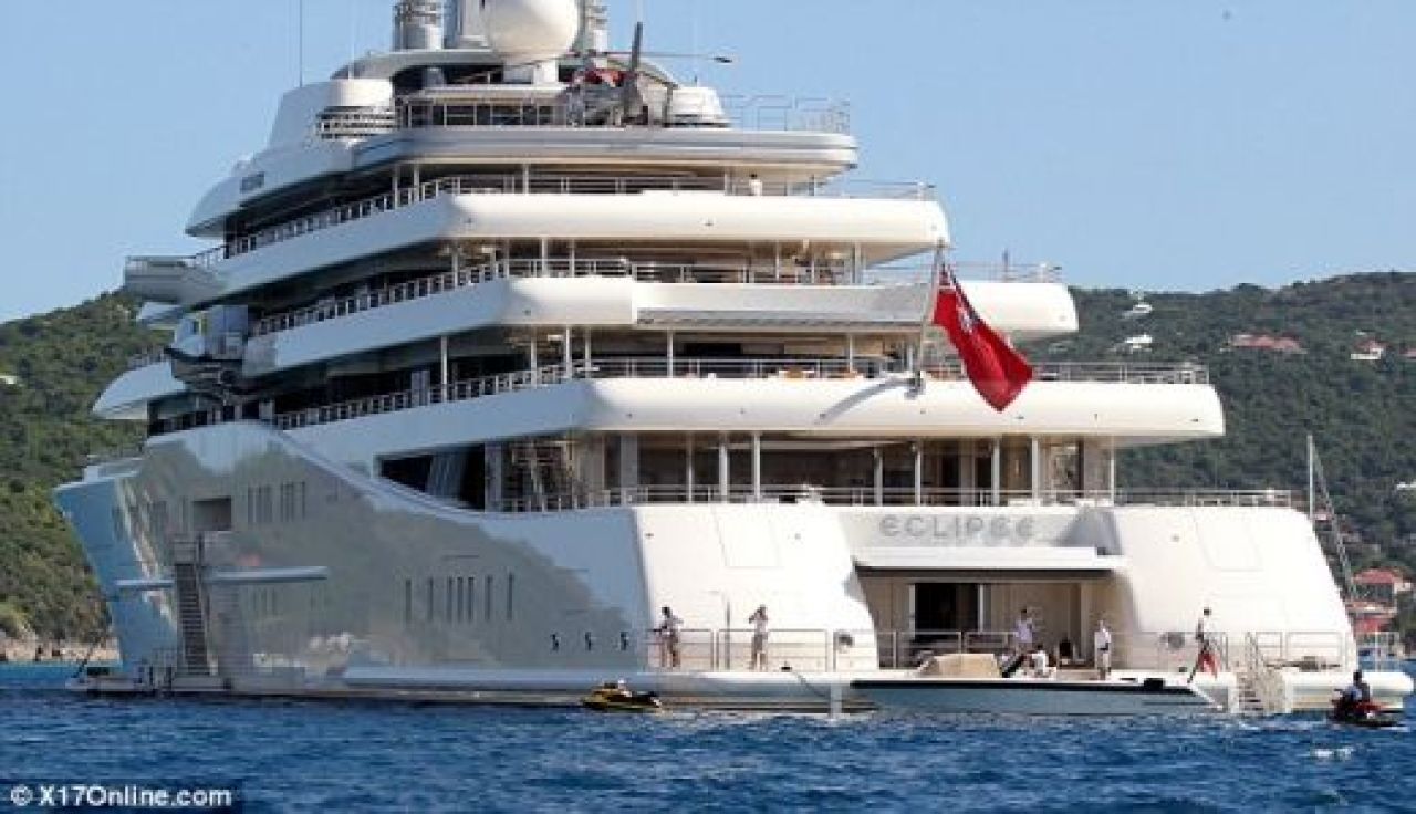 IMAGINI FABULOASE cu Revelionul de 5 mil euro al lui Abramovic: cu Red Hot Chilli Peppers pe scena si doua yachturi uriase transformate in hoteluri pentru invitati_2