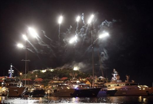 IMAGINI FABULOASE cu Revelionul de 5 mil euro al lui Abramovic: cu Red Hot Chilli Peppers pe scena si doua yachturi uriase transformate in hoteluri pentru invitati_7