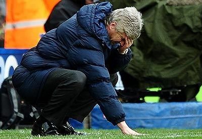 Nu a nimerit gaura din 7 incercari iar fanii fac misto de el acum! SUPER FOTO cu Wenger dupa celebrul episod Buzunarul :)