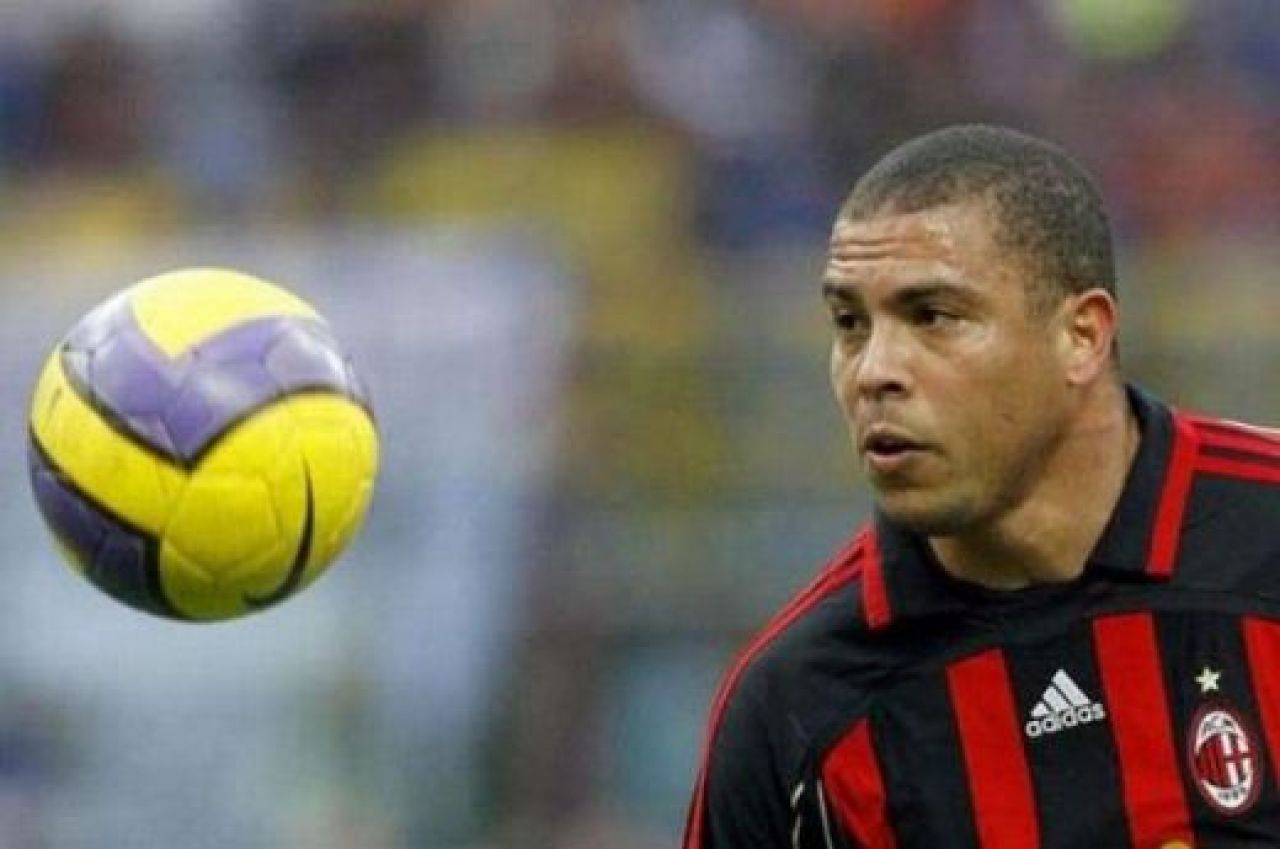 Acum are un salariu de 12 mil.€ si toate femeile sunt moarte dupa el! Il recunosti? FOTO: 25 de copii care au ajuns mari fotbalisti:_12