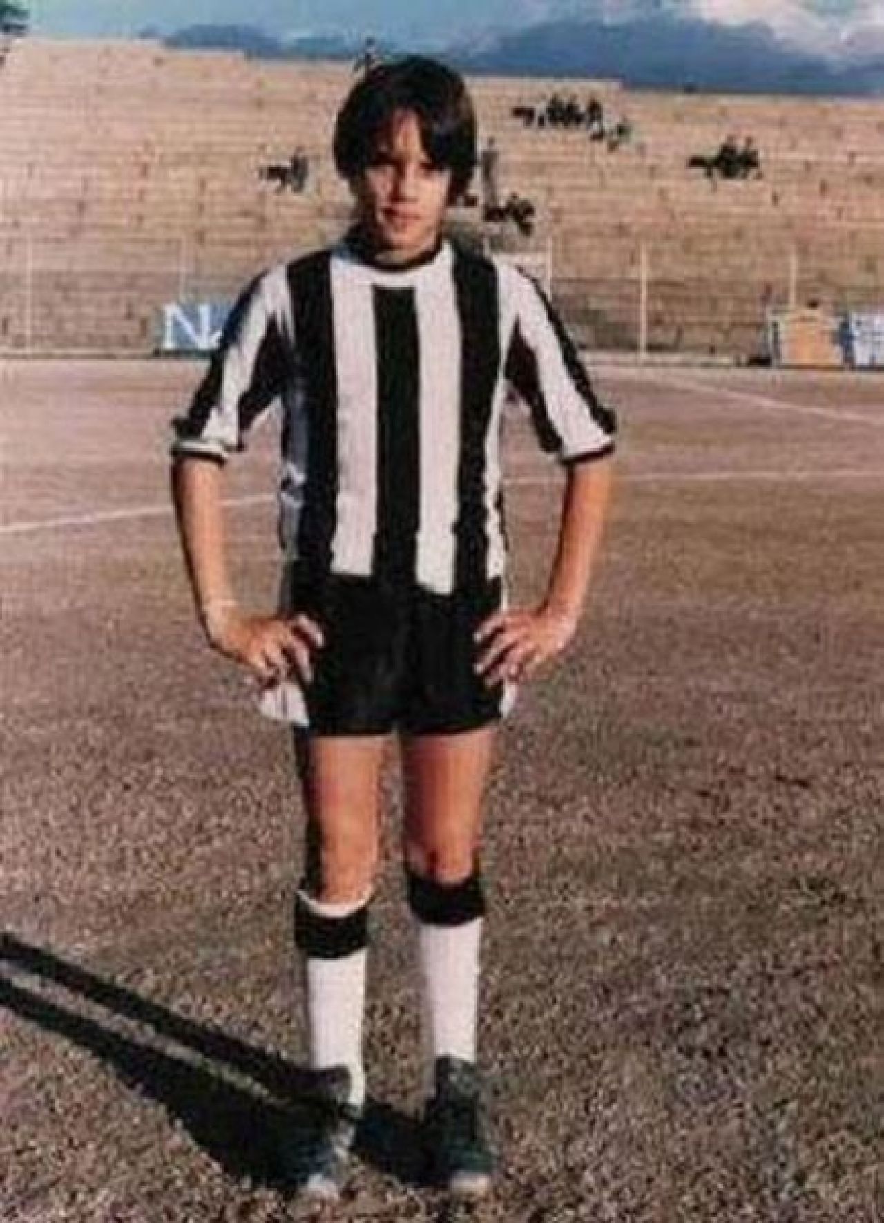 Acum are un salariu de 12 mil.€ si toate femeile sunt moarte dupa el! Il recunosti? FOTO: 25 de copii care au ajuns mari fotbalisti:_38
