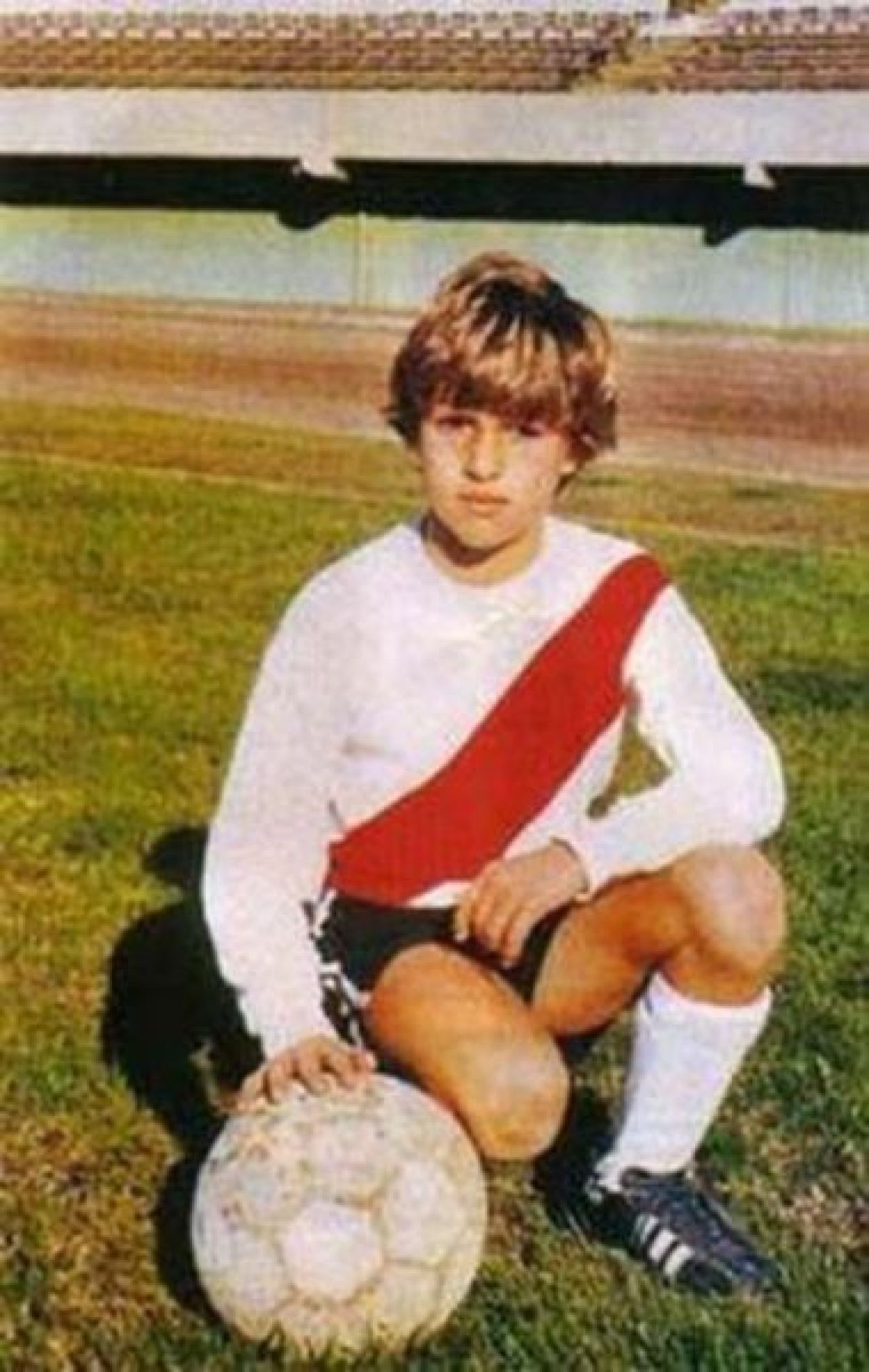 Acum are un salariu de 12 mil.€ si toate femeile sunt moarte dupa el! Il recunosti? FOTO: 25 de copii care au ajuns mari fotbalisti:_40