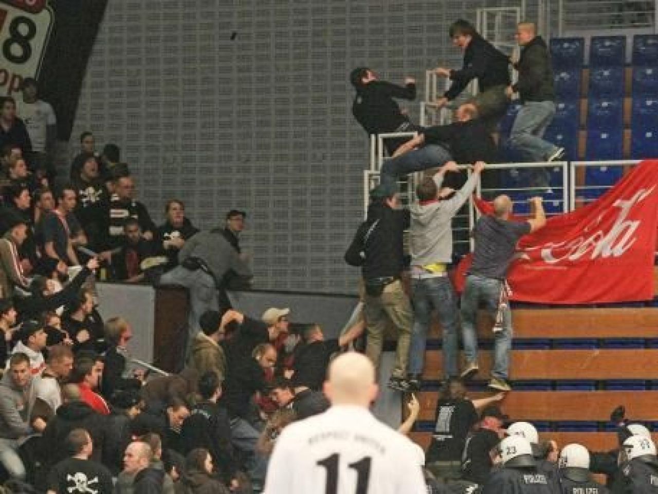 VIDEO: Incidente EXTREM de grave la un turneu de fotbal din Germania! 49 raniti, intre care 11 politisti! 72 de huligani ARESTATI_2