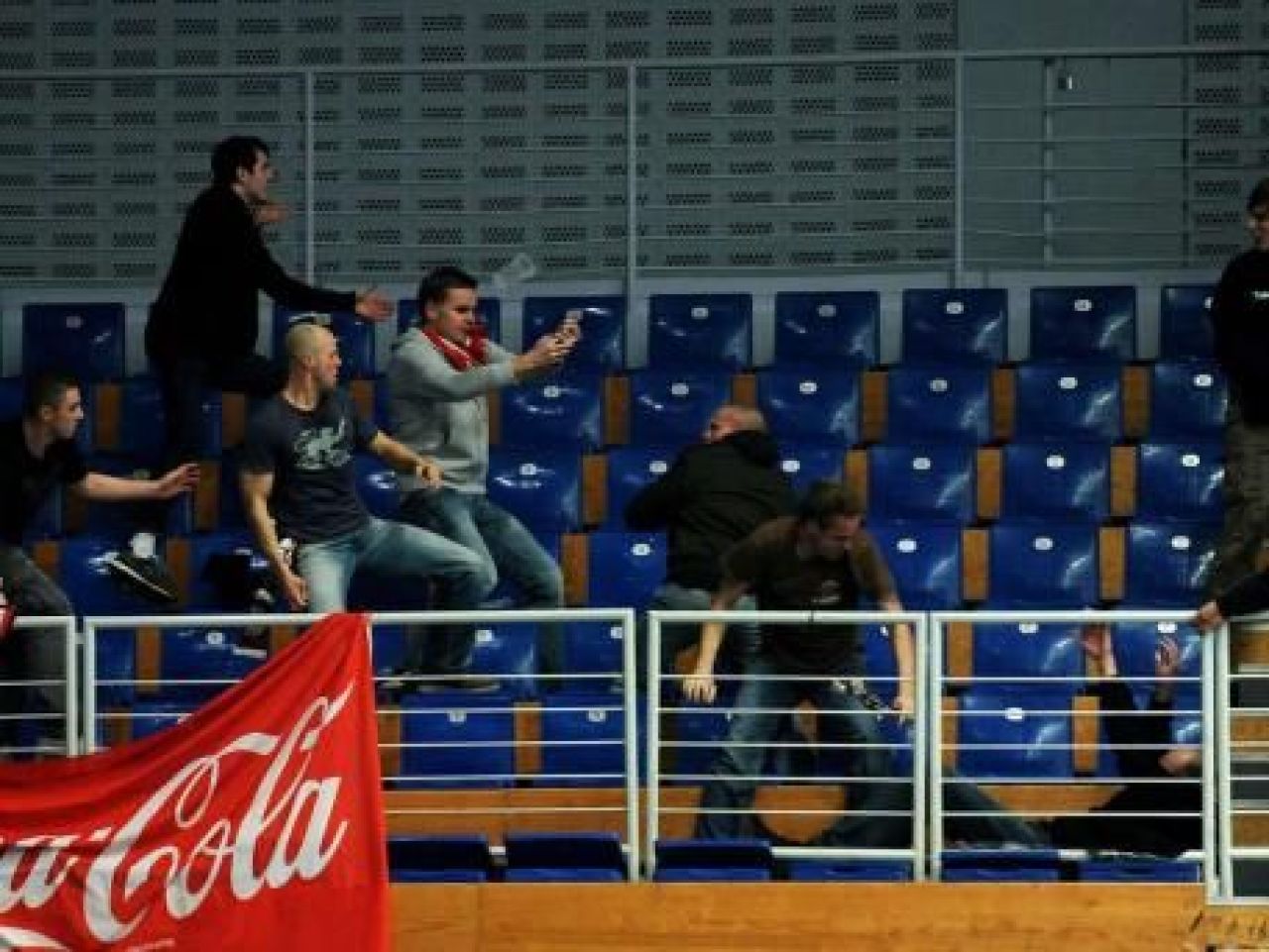 VIDEO: Incidente EXTREM de grave la un turneu de fotbal din Germania! 49 raniti, intre care 11 politisti! 72 de huligani ARESTATI_3
