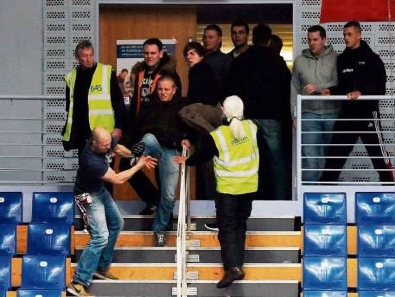 VIDEO: Incidente EXTREM de grave la un turneu de fotbal din Germania! 49 raniti, intre care 11 politisti! 72 de huligani ARESTATI_5