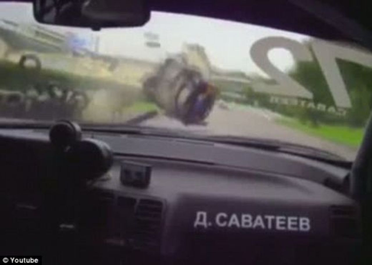 VIDEO UIMITOR! Cum a reusit un sofer de raliu sa evite un accident HORROR in ultima clipa!_2