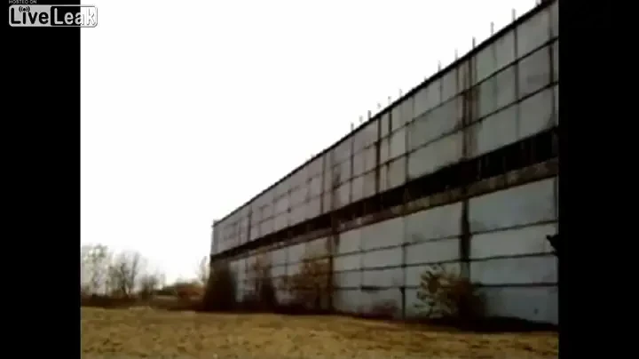 VIDEO INCREDIBIL! Cel mai nebun salt din parkour! Un rus se arunca de pe o cladire! Faza care iti taie rasuflarea: