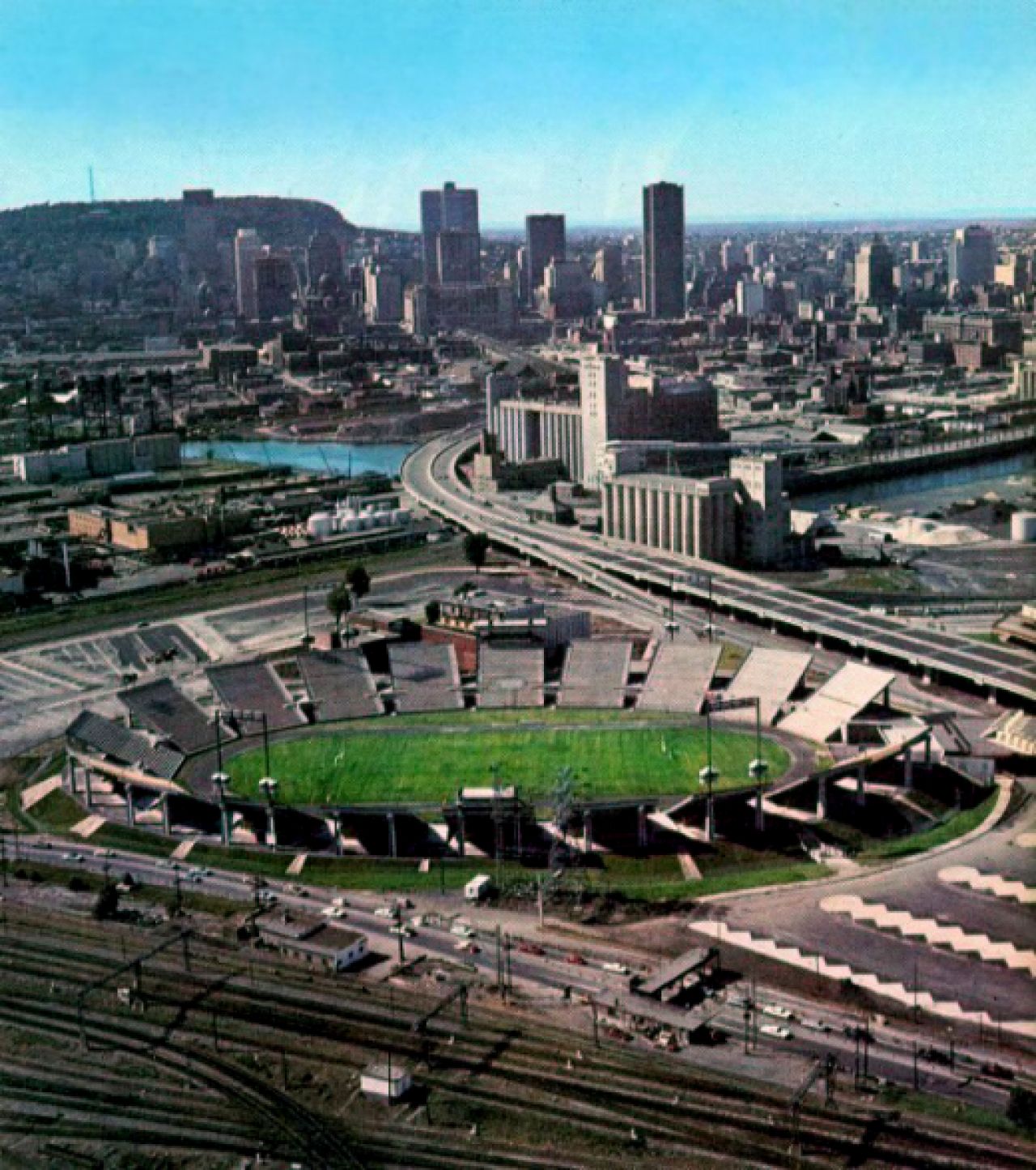 FOTO SENZATIE! Cele mai STRANII stadioane vazute vreodata! Cum a intrat un stadion din Romania pe lista :))_4