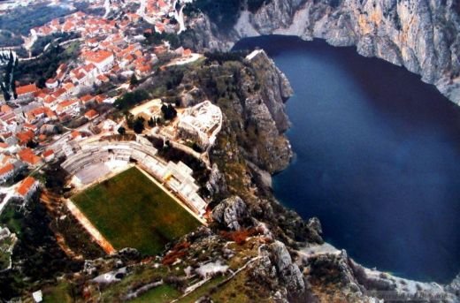 FOTO SENZATIE! Cele mai STRANII stadioane vazute vreodata! Cum a intrat un stadion din Romania pe lista :))_5