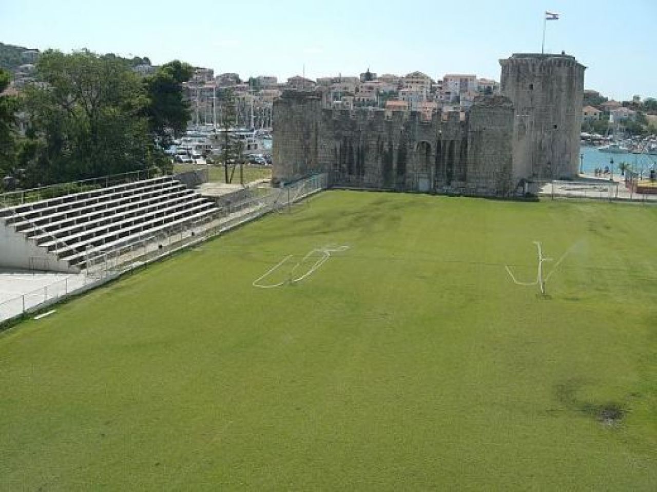 FOTO SENZATIE! Cele mai STRANII stadioane vazute vreodata! Cum a intrat un stadion din Romania pe lista :))_23