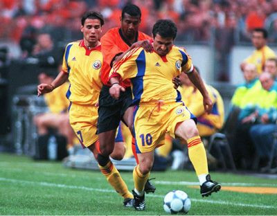 Gest EMOTIONANT al zeilor fotbalului din Romania! Hagi si Popescu revin pe teren pentru copilul care a ignorat durerea! Meciul lunii in Romania