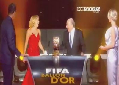 VIDEO GENIAL! Borcea e istorie! Noua Shakira din fotbal e Sepp Blatter :) A dansat Waka waka inainte sa dea Balonul de Aur:
