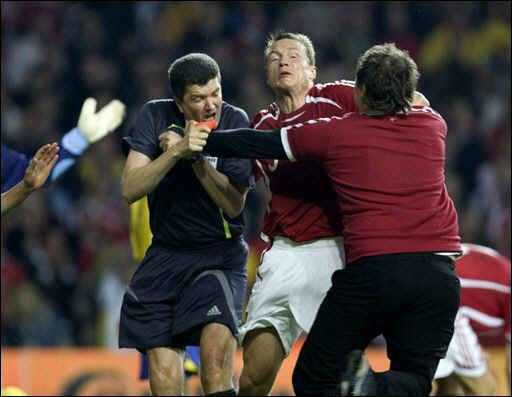 Pedeapsa incredibila: Danezul poreclit imbecilul fotbalului a primit o amenda de 250.000 de euro dupa acest incident! VIDEO