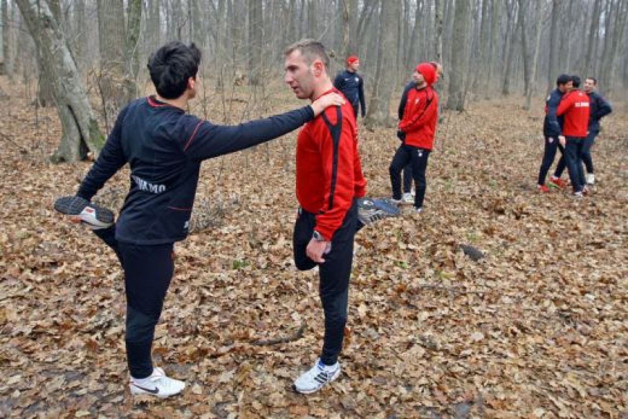 FOTO: Primele imagini OFICIALE cu Stratila si Curtean in tricoul lui Dinamo! Vezi cum i-a alergat Ciobotariu prin padure_4