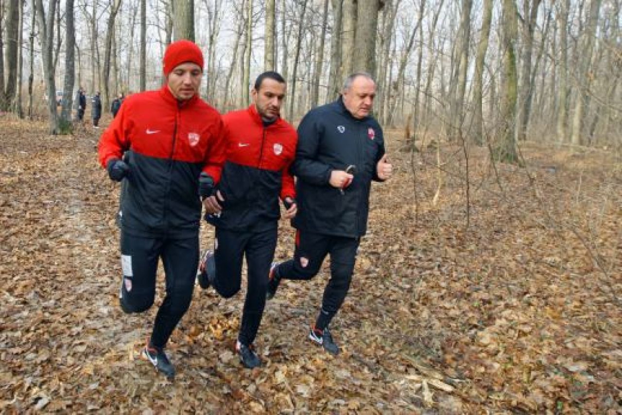 FOTO: Primele imagini OFICIALE cu Stratila si Curtean in tricoul lui Dinamo! Vezi cum i-a alergat Ciobotariu prin padure_5
