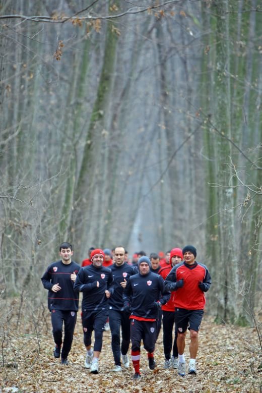 FOTO: Primele imagini OFICIALE cu Stratila si Curtean in tricoul lui Dinamo! Vezi cum i-a alergat Ciobotariu prin padure_6