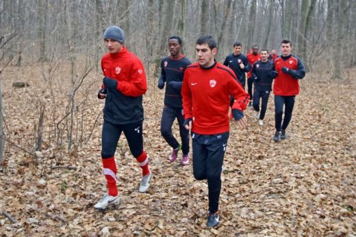 FOTO: Primele imagini OFICIALE cu Stratila si Curtean in tricoul lui Dinamo! Vezi cum i-a alergat Ciobotariu prin padure_11