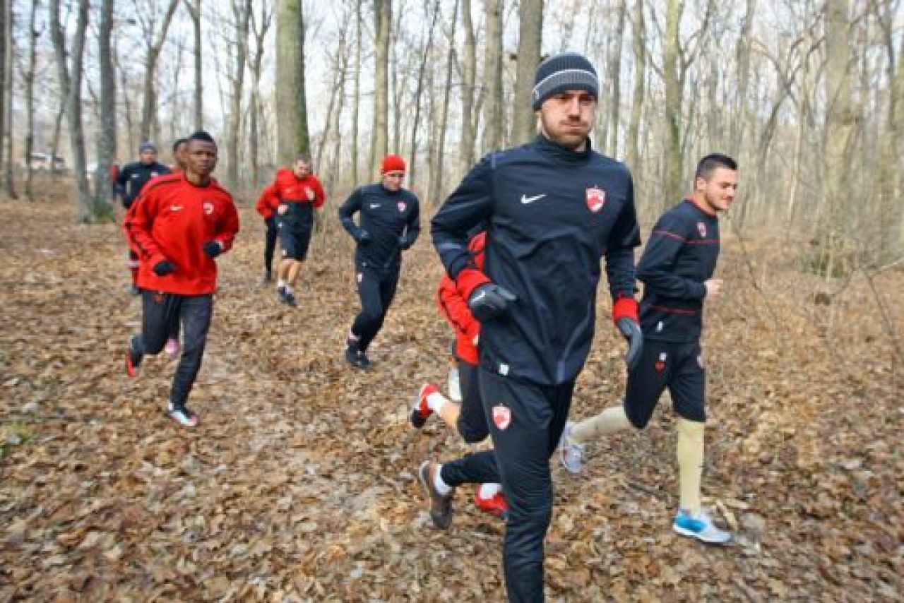 FOTO: Primele imagini OFICIALE cu Stratila si Curtean in tricoul lui Dinamo! Vezi cum i-a alergat Ciobotariu prin padure_12