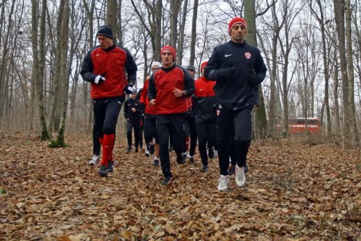 FOTO: Primele imagini OFICIALE cu Stratila si Curtean in tricoul lui Dinamo! Vezi cum i-a alergat Ciobotariu prin padure_13
