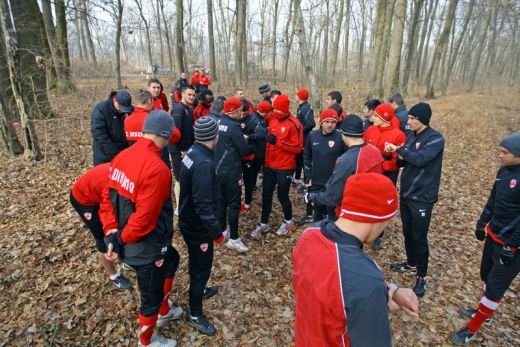 FOTO: Primele imagini OFICIALE cu Stratila si Curtean in tricoul lui Dinamo! Vezi cum i-a alergat Ciobotariu prin padure_15