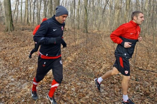 FOTO: Primele imagini OFICIALE cu Stratila si Curtean in tricoul lui Dinamo! Vezi cum i-a alergat Ciobotariu prin padure_19