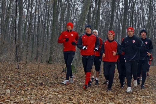 FOTO: Primele imagini OFICIALE cu Stratila si Curtean in tricoul lui Dinamo! Vezi cum i-a alergat Ciobotariu prin padure_22
