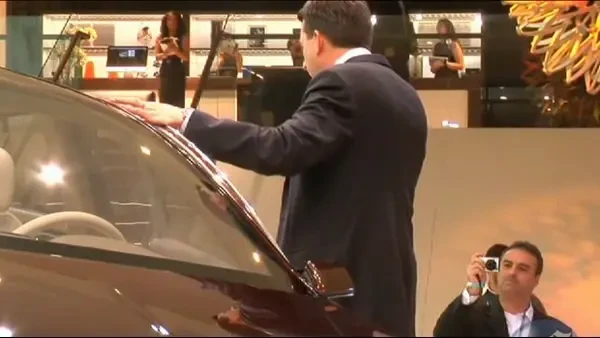 VIDEO: Lansare de cosmar pentru Ford la Detroit ! Masina a luat foc din senin chiar in stand!