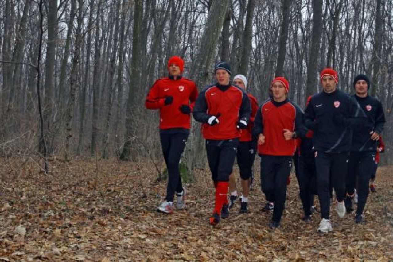 FOTO Dinamo se pregateste de titlu prin PADURE! Cum ii chinuie Ciobotariu pe jucatori inainte de