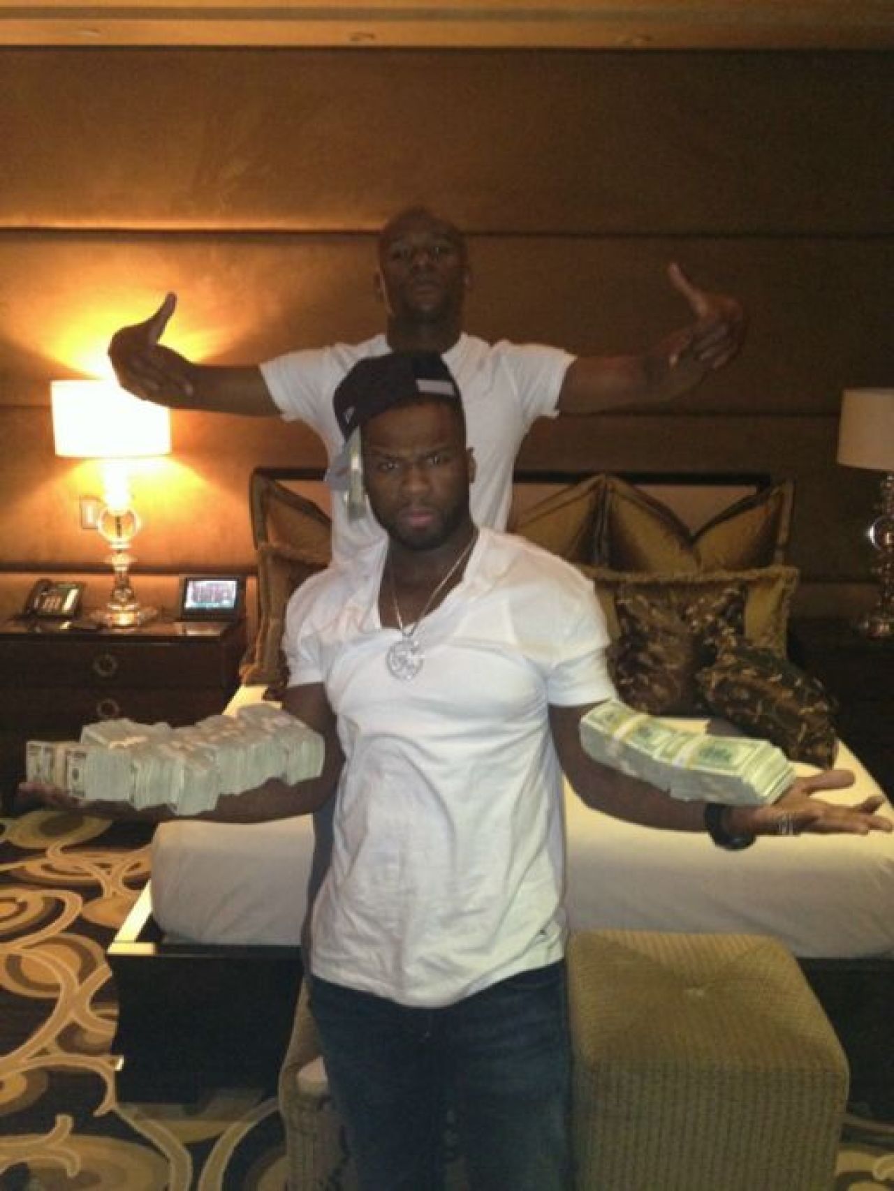 Glume de 50 de centi! Floyd Mayweather si 50 Cent s-au pozat cu gramezi de bani si apoi au facut misto de copilul lui Jay-Z si Beyonce! Vezi poza ORIBILA:_1
