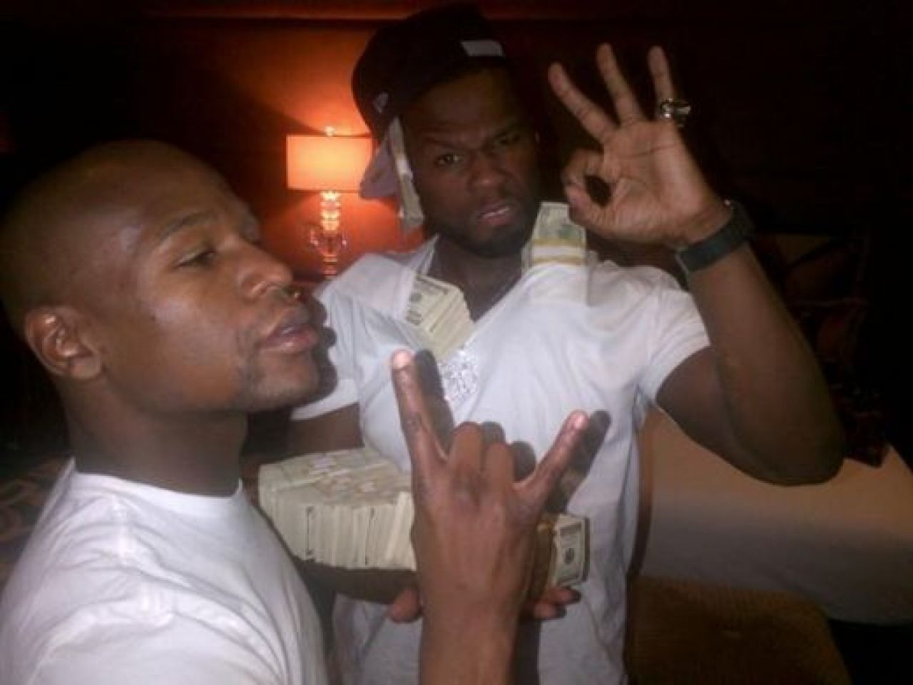 Glume de 50 de centi! Floyd Mayweather si 50 Cent s-au pozat cu gramezi de bani si apoi au facut misto de copilul lui Jay-Z si Beyonce! Vezi poza ORIBILA:_2