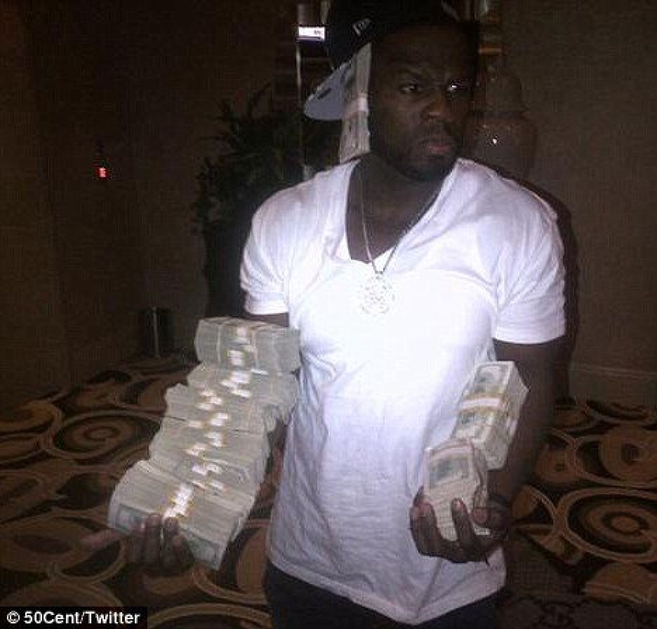 Glume de 50 de centi! Floyd Mayweather si 50 Cent s-au pozat cu gramezi de bani si apoi au facut misto de copilul lui Jay-Z si Beyonce! Vezi poza ORIBILA:_4