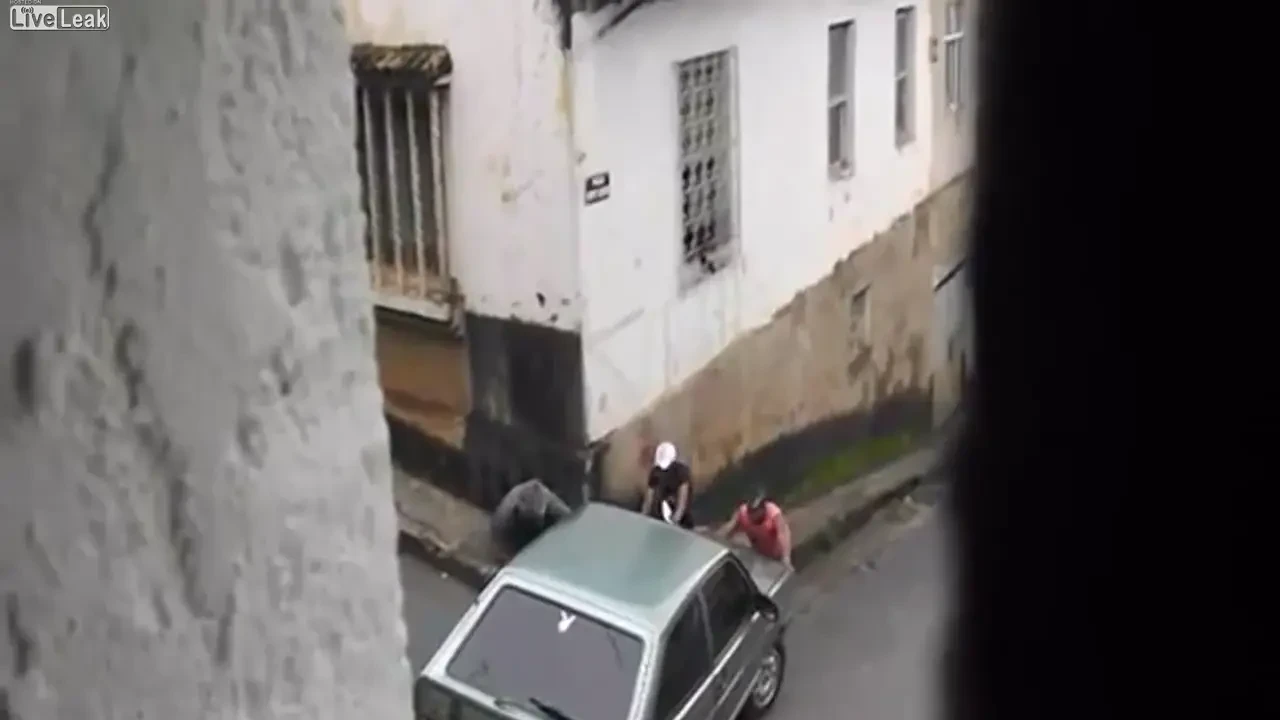 O sa razi doua minute incontinuu! Ce se intampla cand TREI barbati imping o masina la deal! VIDEO