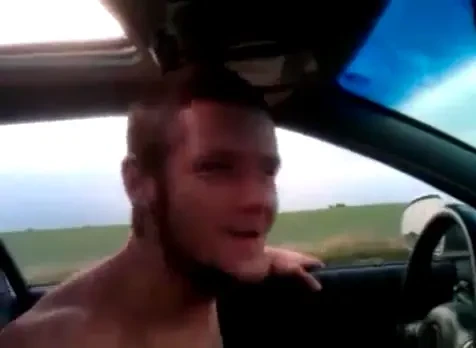 VIDEO SOCANT cu un sofer DEMENT! Se urca pe masina in timp ce conduce sa faca SURF!