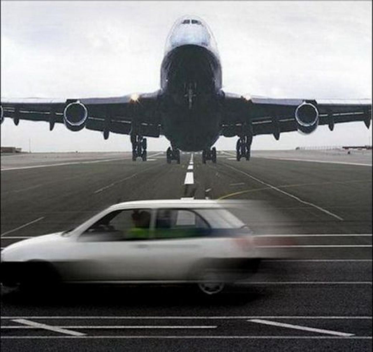 FOTO INCREDIBIL: Stadionul pe care poti muri in orice secunda! E ridicat in cea mai ciudata zona din Europa. Daca treci pe rosu faci accident cu-n avion :))_4
